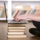 الدورات التعليمية على الانترنت “الـ MOOCs”… هل إيجابيتها أكثر من سلبياتها؟