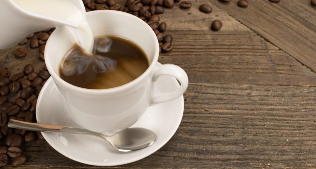 تفسير حلم رؤيا شرب القهوة مع الحليب في المنام للعزباء والمتزوجة والحامل والمطلقة والرجل