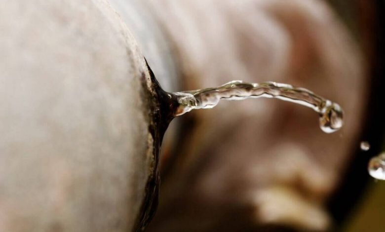 تفسير حلم الماء فى البيت وانقطاعها ونزولها من الجدران والعكر منها