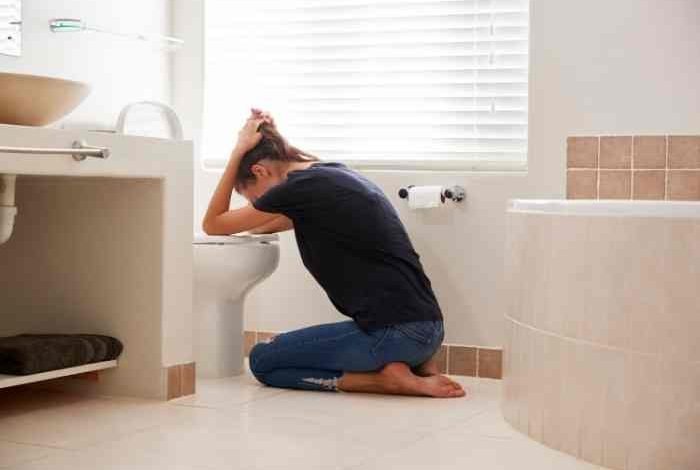 تفسير حلم الاستفراغ والقيء في المنام للعزباء والمتزوجة