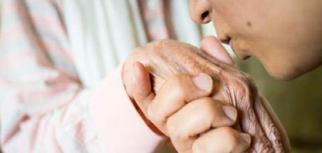 تقبيل الاب الميت في المنام لابن سيرين وللإمام الصادق