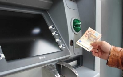 طريقة استخدام بطاقة الصراف الآلي لسحب مبلغ من النقود