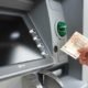 طريقة استخدام بطاقة الصراف الآلي لسحب مبلغ من النقود