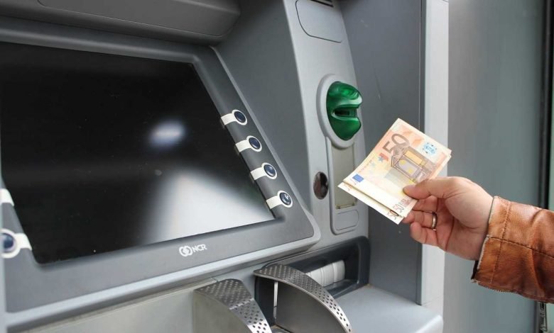 طريقة استخدام بطاقة الصراف الآلي لسحب مبلغ من النقود